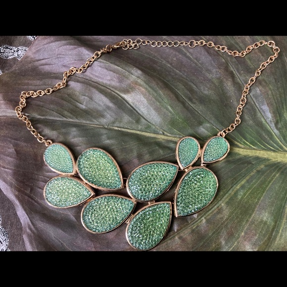 💛Women’s Green and Gold Necklace - Picture 3 of 4